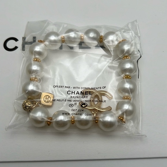 Chanel Beauty Gift White Pearl Bracelet Stretchable 2 Charms NWOT - Picture 2 of 10